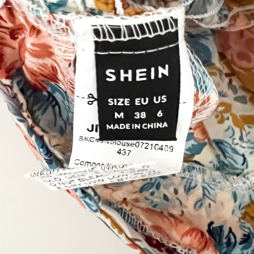 🌸3/$15 🌸 Shein | Cut Out Tie Front Floral Crop Top - Picture 8 of 8